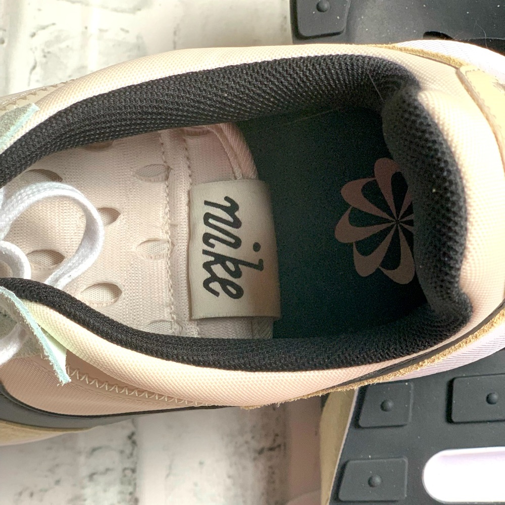 Air Max Pre-Day - Picture 6 of 8